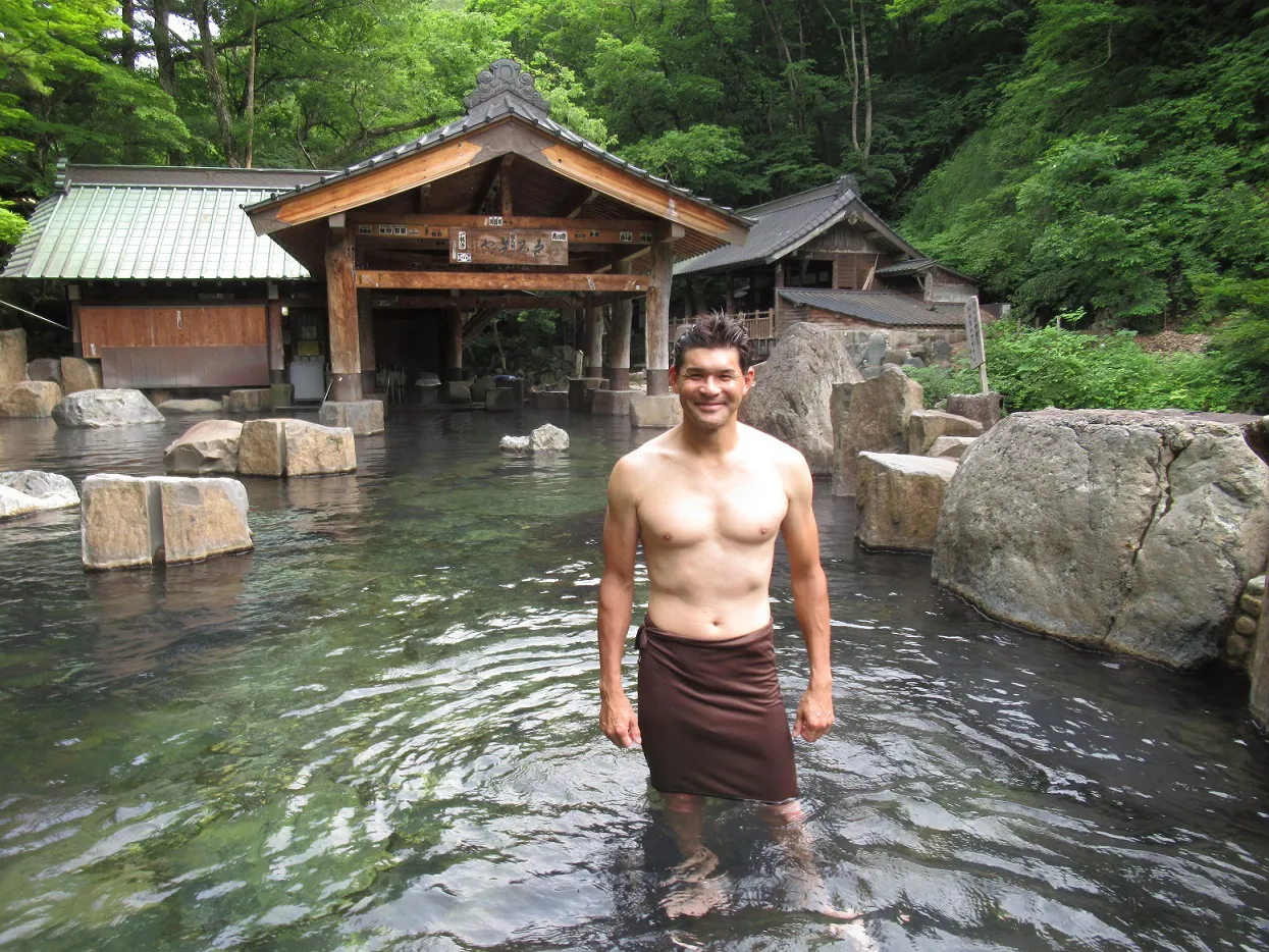 【写真を見る】照英は、宝川温泉で大露天風呂に大興奮！