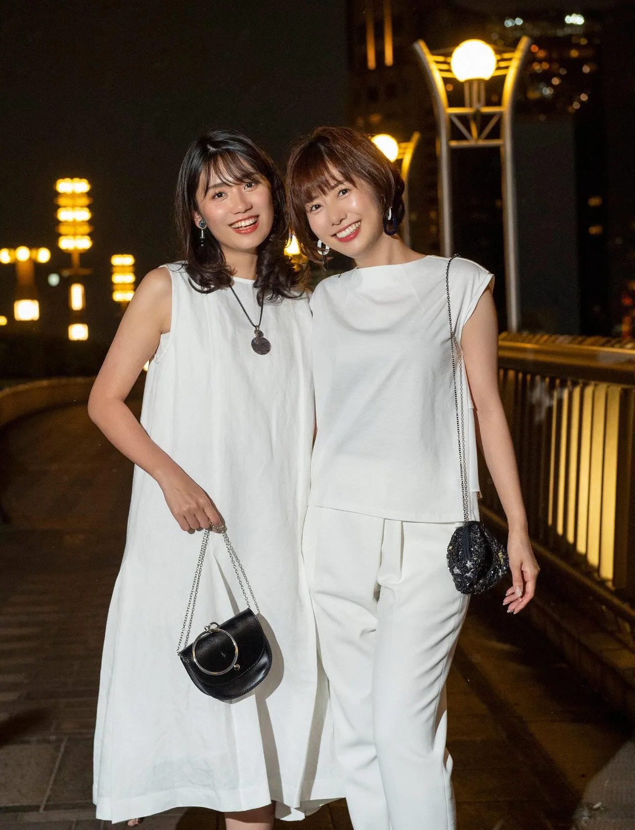 【写真を見る】7月は2年ぶりのカレンダー復帰となった山崎夕貴アナが、新美有加アナと夢の大橋で撮影