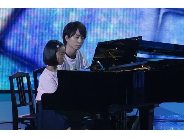 櫻井翔と右半身にまひが残る少女がピアノ伴奏に挑戦 24時間テレビ Webザテレビジョン