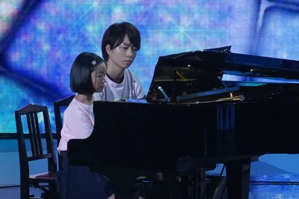 櫻井翔と右半身にまひが残る少女がピアノ伴奏に挑戦 24時間テレビ Webザテレビジョン