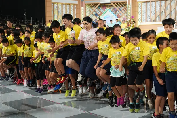 イモトアヤコ 301人の小学生と長縄でギネス記録を達成 24時間テレビ 1 2 Webザテレビジョン