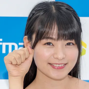 グラドル星名美津紀、制服姿に照れ「ちょっとコスプレ感も」