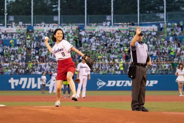 自身二度目の始球式に挑んだ女優・羽田美智子