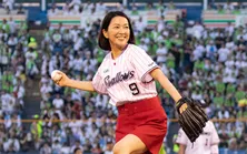 羽田美智子、始球式で美脚を披露もノーバン投球ならず