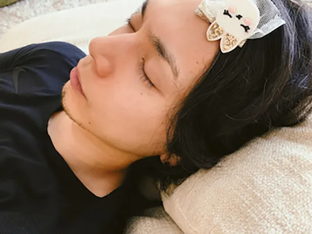 【写真を見る】水嶋ヒロの寝顔公開に反響！「お姫様みたい」