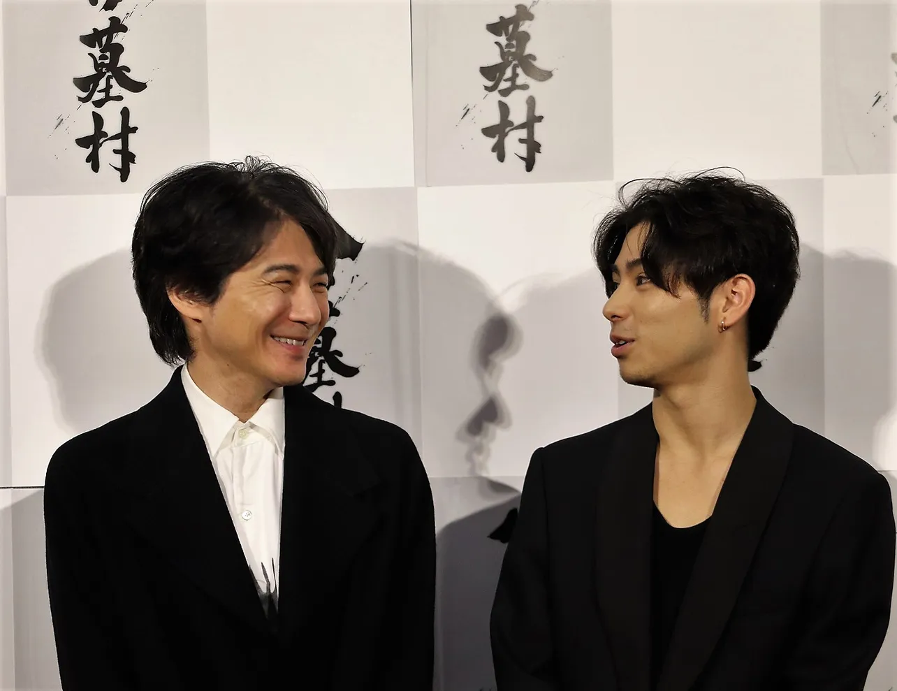 【写真を見る】癒やされる！ 吉岡秀隆と村上虹郎がほほ笑み合うほっこりショット