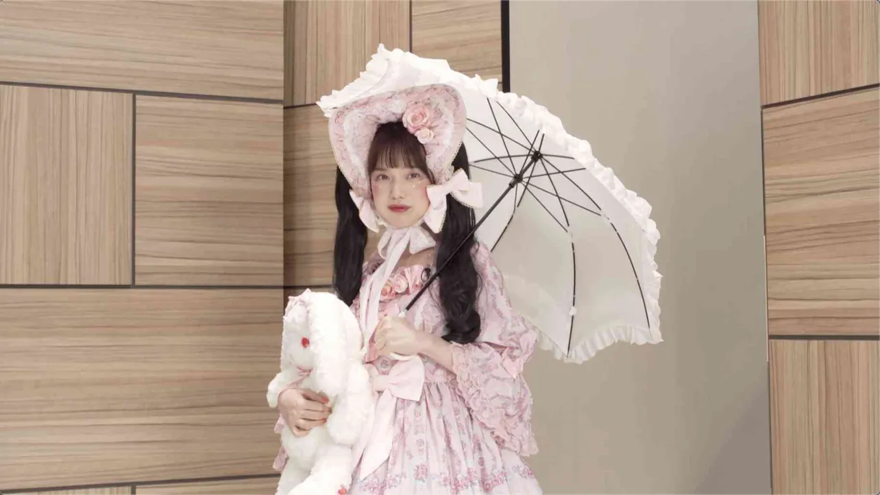 【写真を見る】弘中綾香アナ、人生初のロリータファッションにご満悦！
