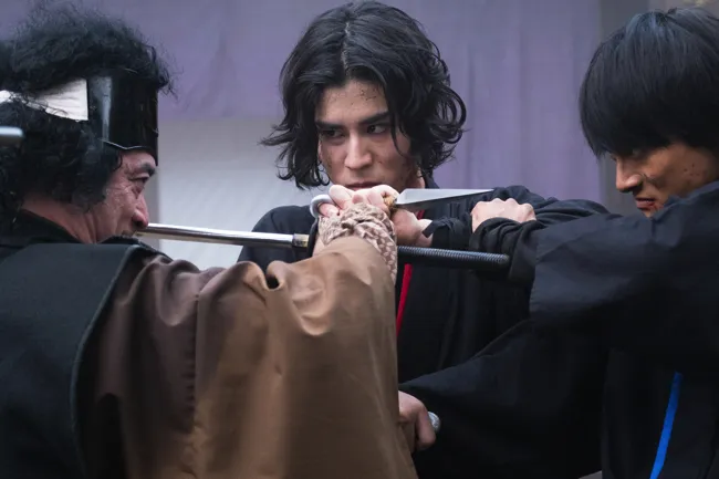 寛一郎と結木滉星が時代劇アクション初挑戦する映画「下忍 赤い影」が10月4日(金)より公開