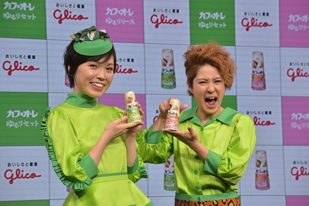 「カフェオーレ ゆるりシリーズ」のイメージキャラクターを務める尼神インター・誠子、渚(写真左から)