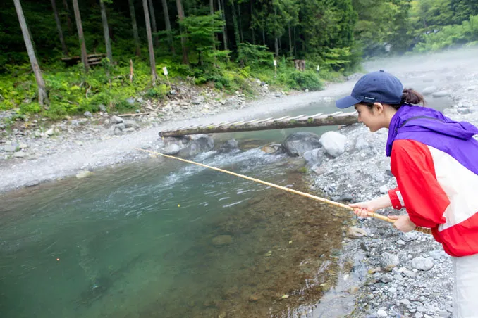 初体験の釣りに夢中になる平祐奈