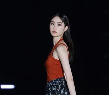 高橋ひかる、Tシャツ＆ショーパン姿のまぶし過ぎる美脚SHOTが話題「足長っ!!」「国宝級の美脚」