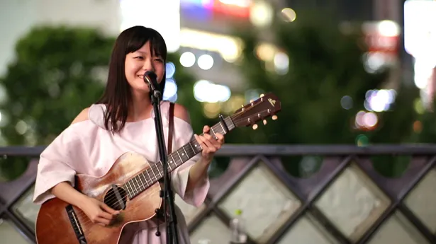 シンガー・ソングライターの吉澤嘉代子が、「人と音楽」で思い出の地を巡る