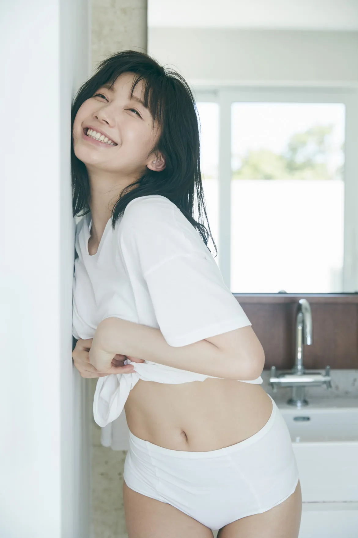 小倉優香　デジタル写真集『ぐらぐら』(講談社)より