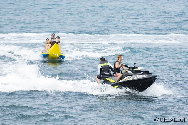 北海道・利尻島の海でバナナボートを楽しむ