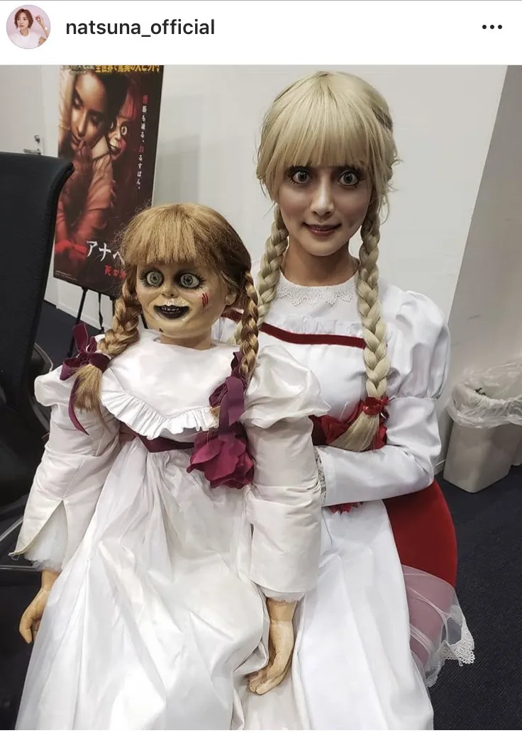 【写真を見る】呪いの人形・アナベルに扮した夏菜とアナベル人形の“怖すぎる”2SHOT