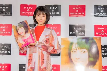 浜辺美波、“恒例の”バースデーケーキに満開の笑顔！「北海道感が出ていてかわいいですね」