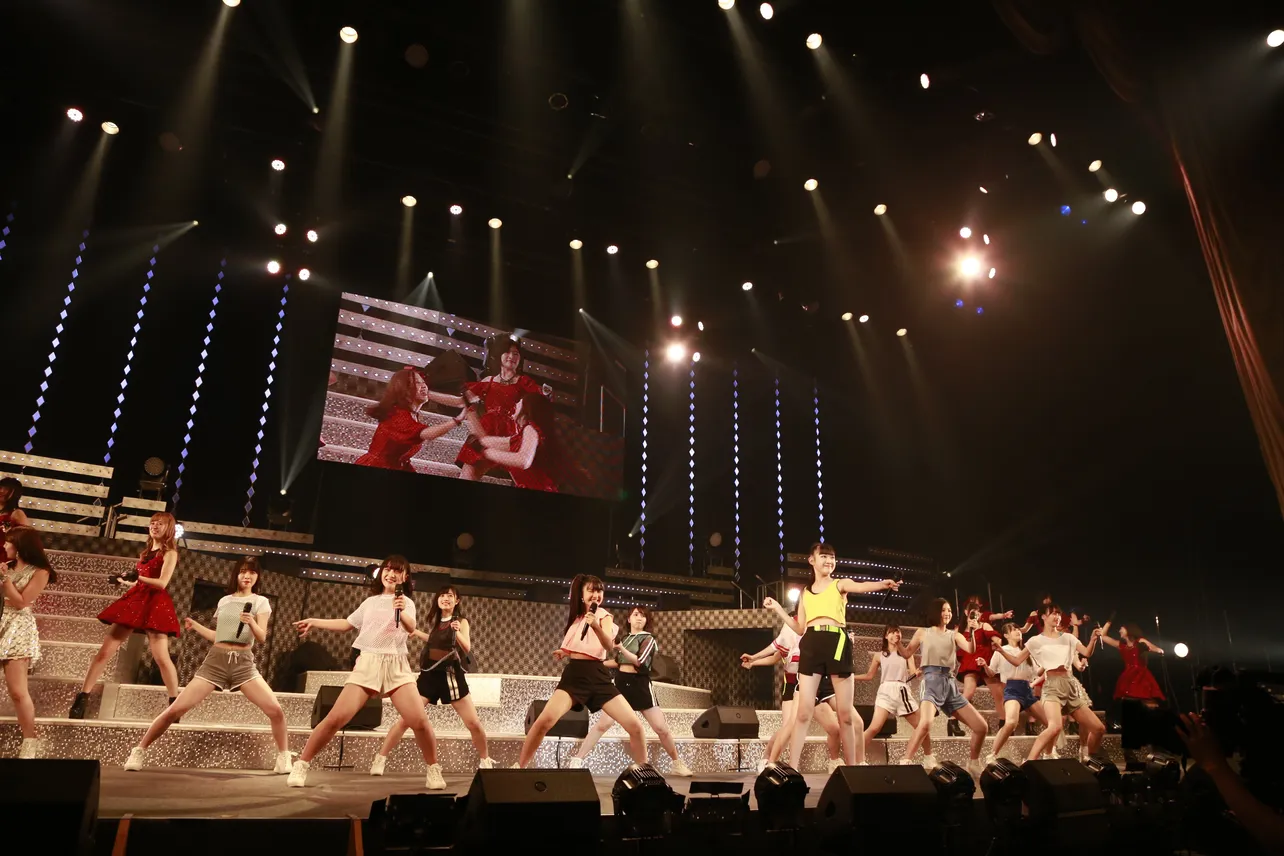 BEYOOOOONDSがデビュー曲から「Go！Waist」を披露。江口紗耶の“サヤーズブートキャンプ”で会場は一体に！