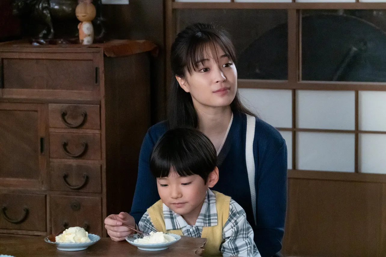 甥っ子の拓男(吉田奏佑)とアイスクリームを食べるなつ(広瀬すず)