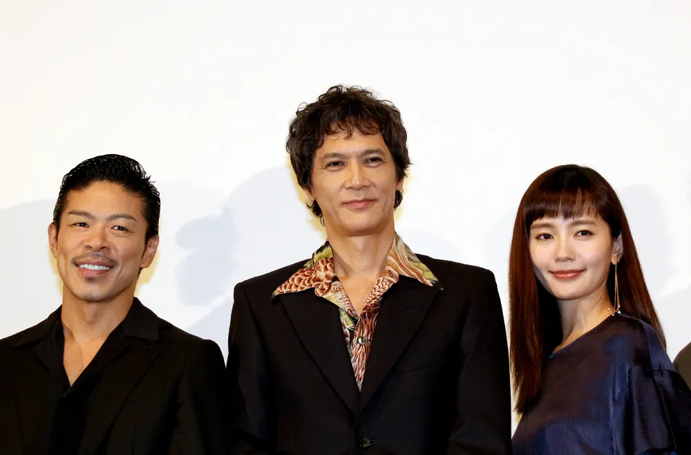 映画「影に抱かれて眠れ」公開記念舞台あいさつに登壇した松本利夫、加藤雅也、中村ゆり(写真左から)