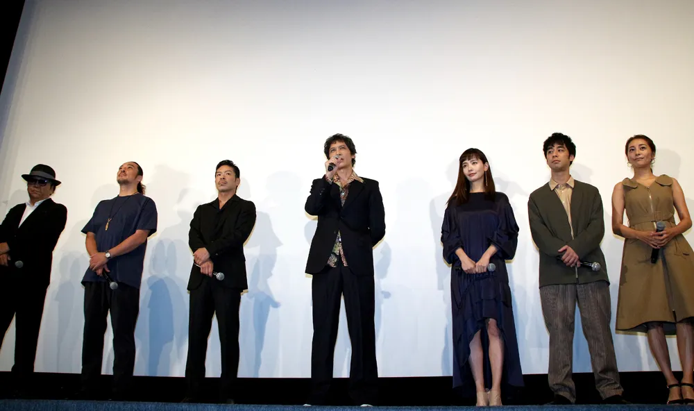 ステージに加藤雅也をはじめ映画「影に抱かれて眠れ」の主要キャストと和泉聖治監督が登壇