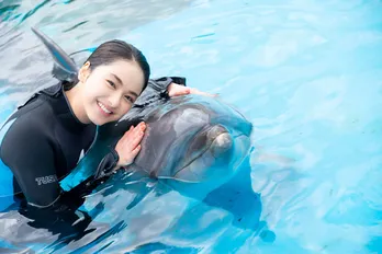 イルカと戯れた平祐奈「昔からイヌは飼っているけどイルカもいいな～(笑)」