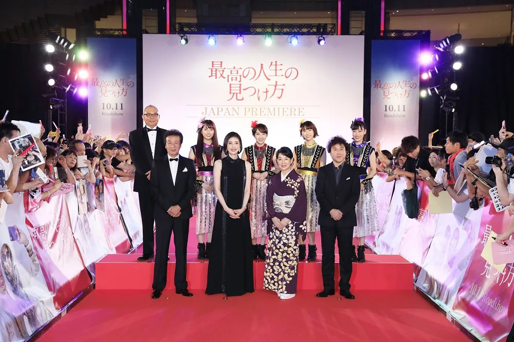 レッドカーペットイベントに登場した(写真前列左から)前川清、天海祐希、吉永小百合、ムロツヨシ、(後列左から)犬童一心監督、ももいろクローバーZ