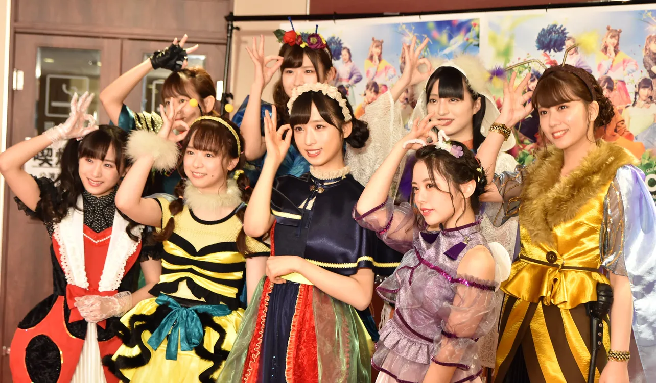 「Bee School」初日会見に臨んだチーム8メンバー