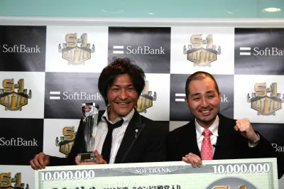 「S-1」バトルで殿堂入りを果たし、1000万円を獲得したスリムクラブの真栄田賢、内間政成（写真左から）