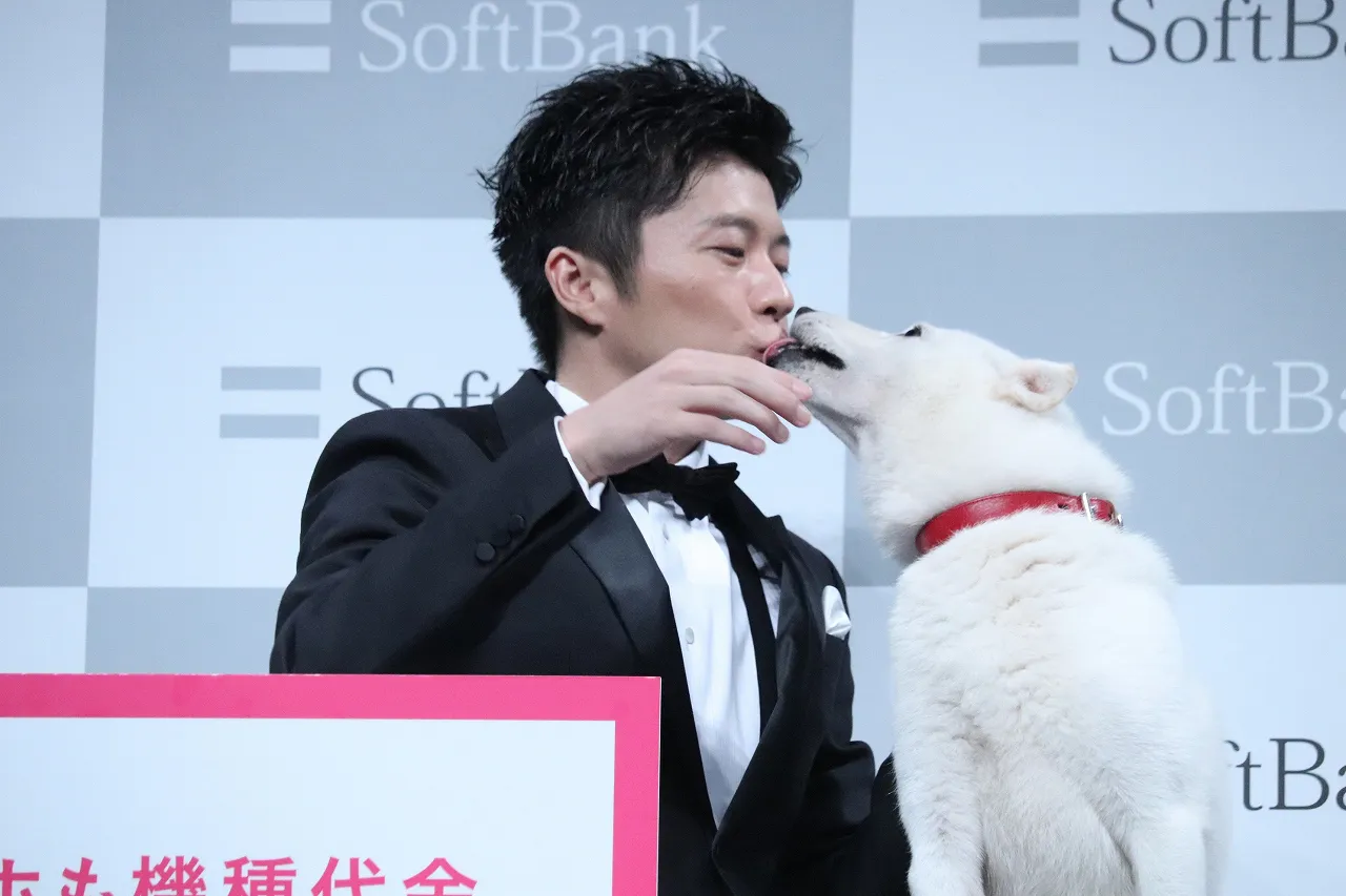 【写真を見る】田中圭、“お父さん犬”からのアツ～いキスに笑顔