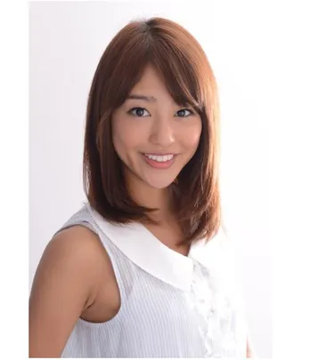 岡副麻希、まとめ髪エプロン姿&“美背中”ざっくりSHOTに称賛相次ぐ「綺麗な背中!」「肩甲骨に目が…」