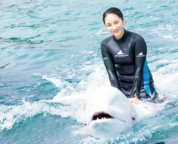 平祐奈がシロイルカの優しい乗り心地の虜に すごくジェントルマン 笑 Webザテレビジョン