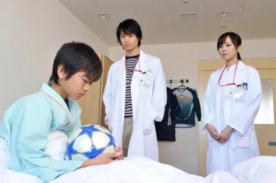 【写真】2月14日（月）放送の第6話では、斎藤工演じる西條命がサッカー選手を目指す少年を担当