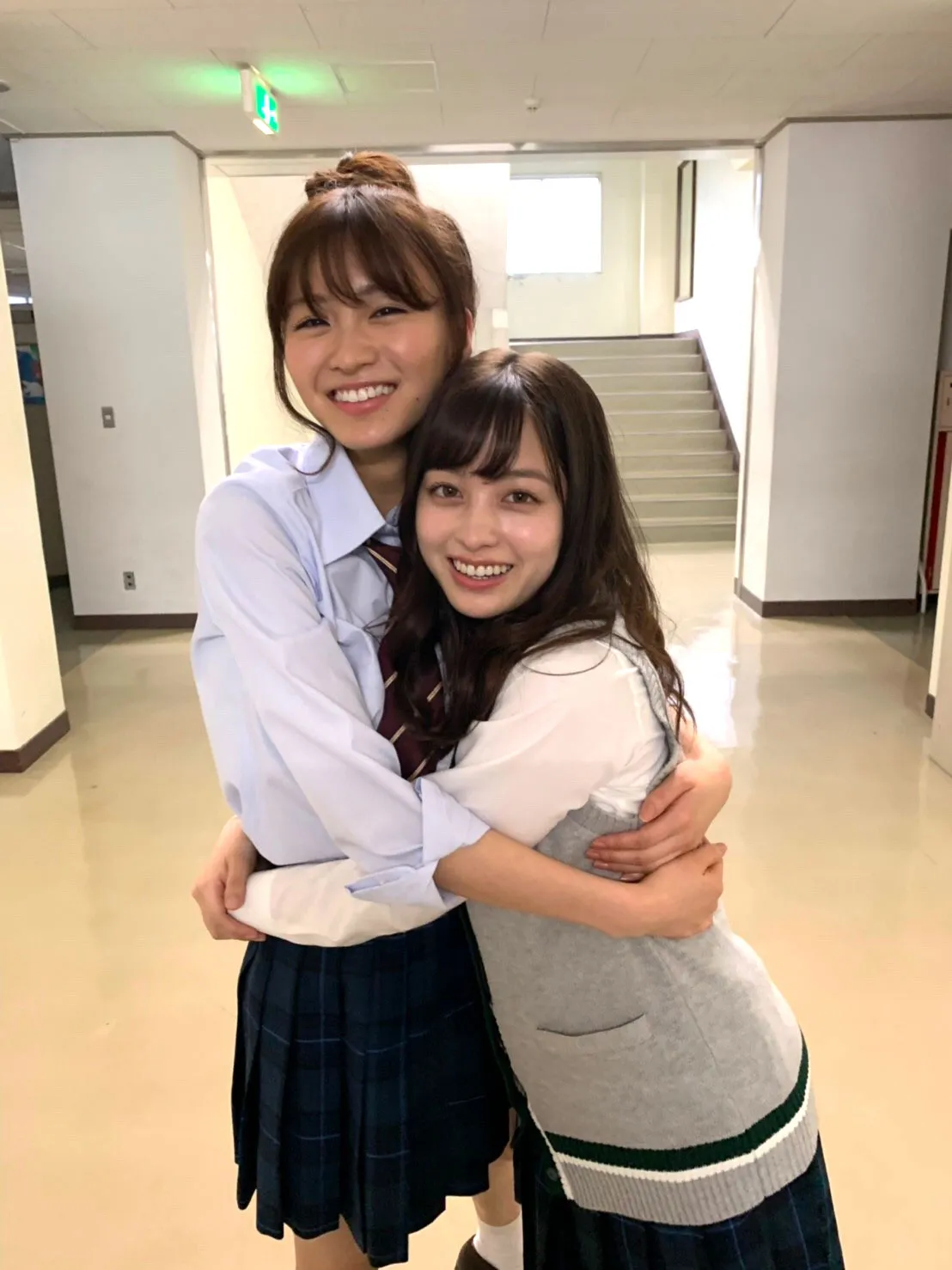 【写真を見る】超キュート！橋本環奈＆岡崎紗絵が制服でハグ！