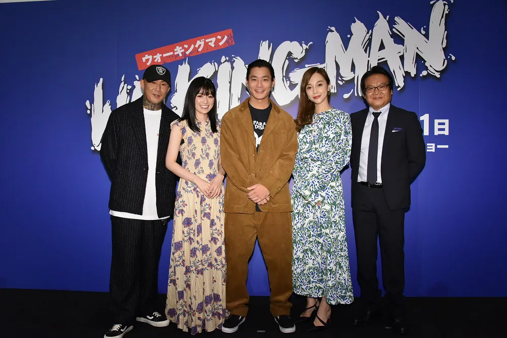 映画「WALKING MAN」完成披露上映会に登壇したANARCHY監督、優希美青、野村周平、伊藤ゆみ、星田英利(写真左から)