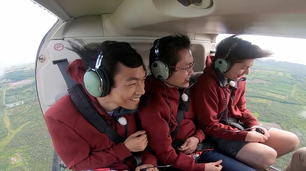 キラウエア火山をヘリコプターで遊覧する東大王チーム
