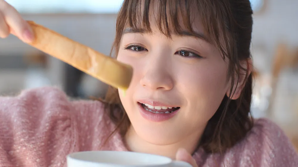 【写真を見る】焼きたてのトーストが目の前に…永野芽郁がとろけそうな表情を見せる