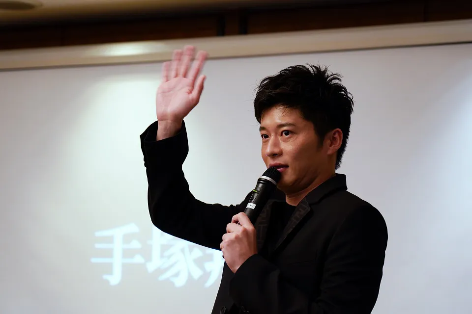 「会いたいよ」のCD購入者を対象にしたイベントに、手塚翔太を演じる田中圭が登壇