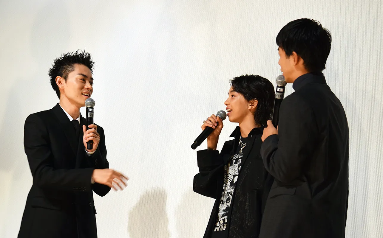 YOSHI(中央)、菅田将暉(左)、仲野太賀(右)が仲良くトークを展開！