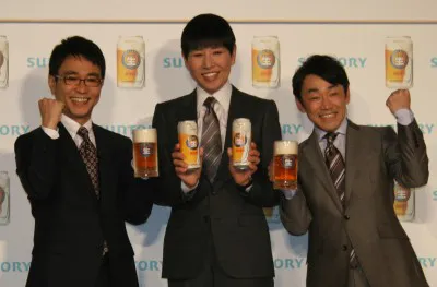 サントリー「ジョッキ生」新CM発表会に登場した八嶋智人、和田アキ子、石井正則（写真左から）