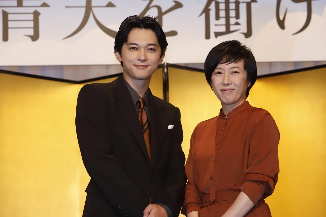 2021年大河ドラマで主演を務める吉沢亮(左)と脚本を手掛ける大森美香