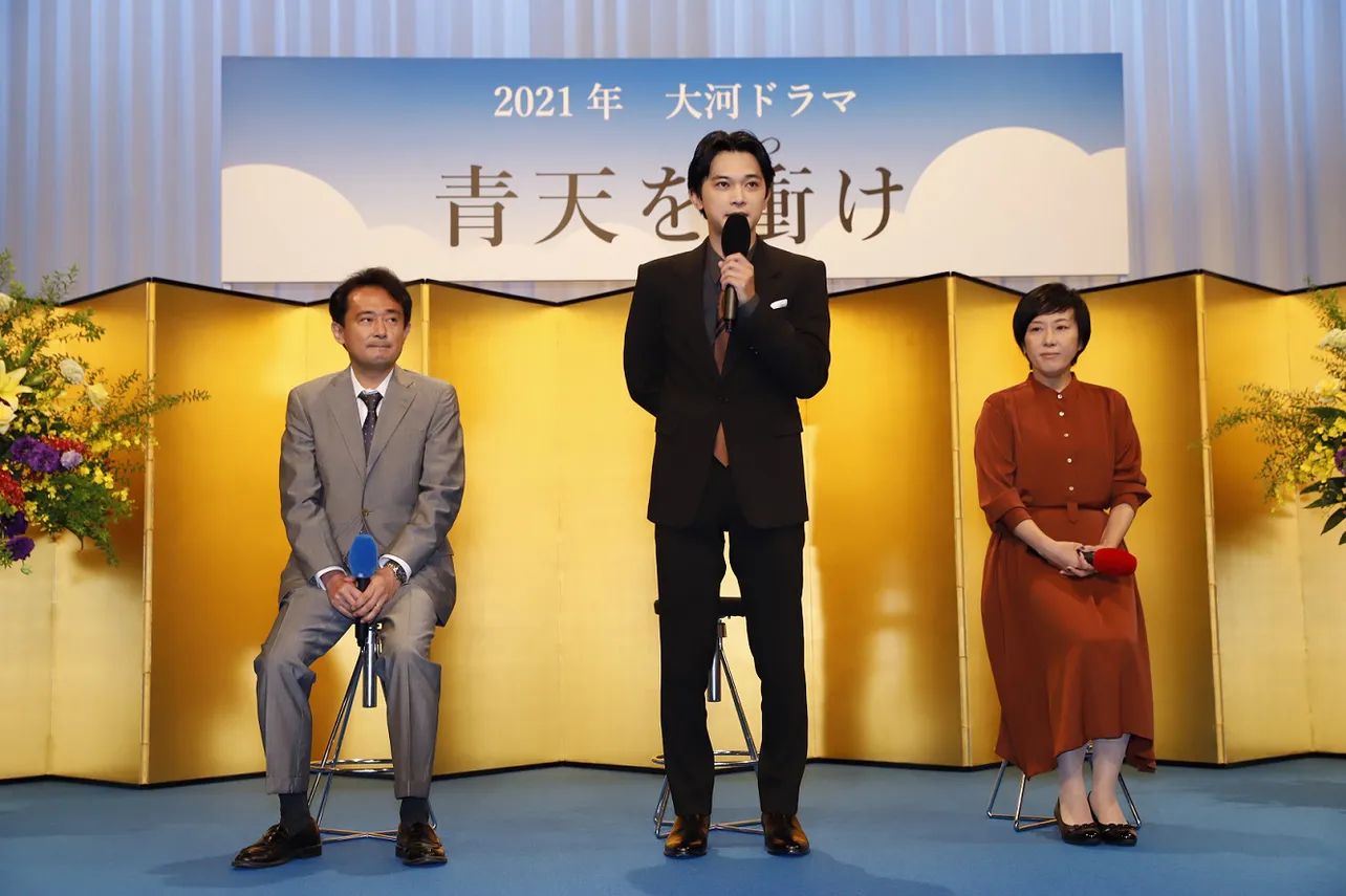 左から制作統括・菓子浩氏、吉沢亮、大森美香