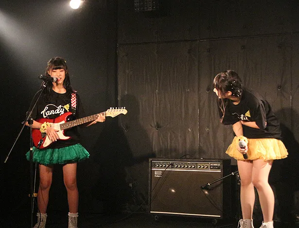 2018年8月15日の、かこちゃん(菅谷夏子)生誕祭では、ゆぅゆ(片山結愛)がギター演奏でかこちゃんをお祝い！
