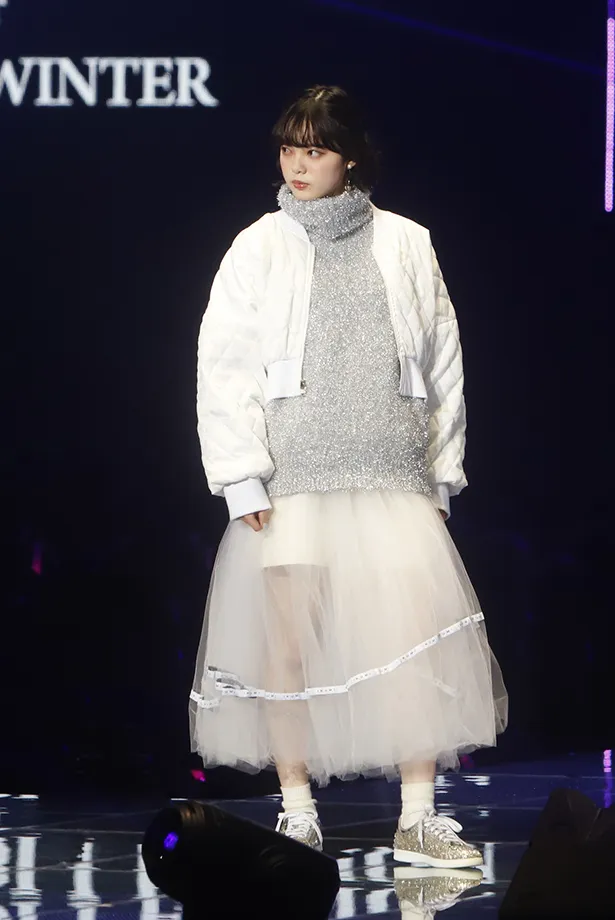 新品タグ✨平手友梨奈着用 ジレ ベスト 高級イタリア製 ビジュー✨マックスマーラ 欅坂46平手友梨奈のサプライズ登場に会場どよめき！“微笑み”と美脚で