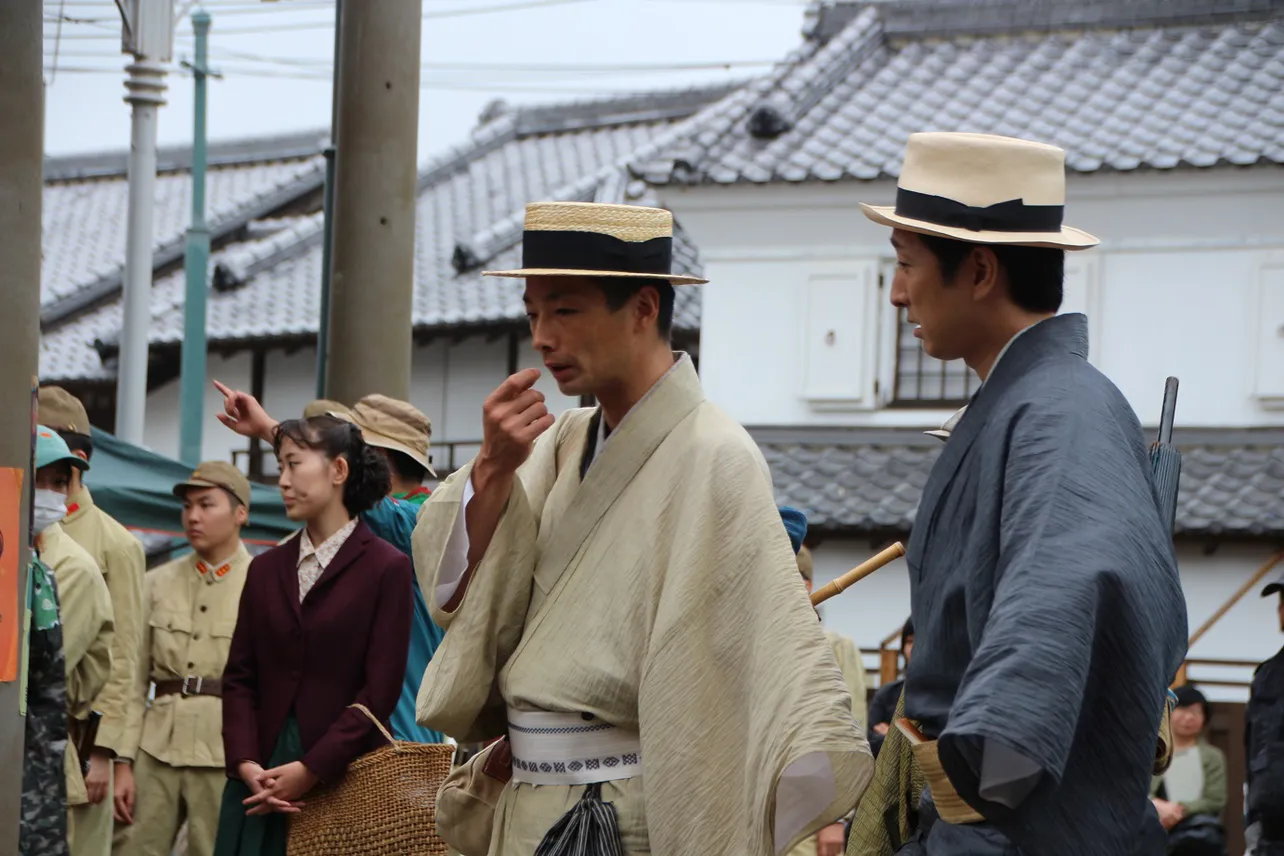 収録中に談笑する森山と七之助