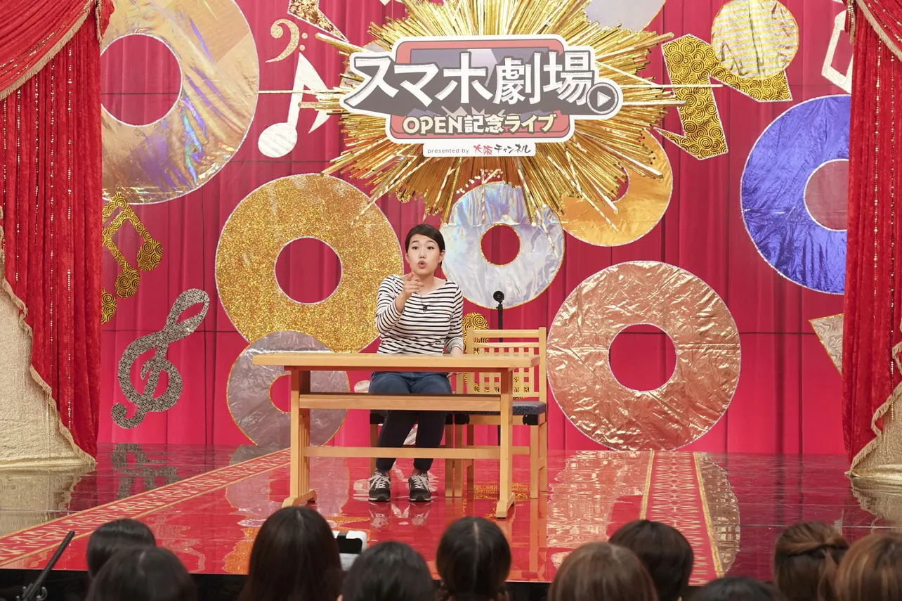  「スマホ劇場OPEN記念ライブ～お笑い夏の陣～」でコントを披露する横澤夏子