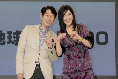 BS1「地球テレビ100」で司会を務めるNHK解説委員の岩本裕、サヘル・ローズ（写真左から）