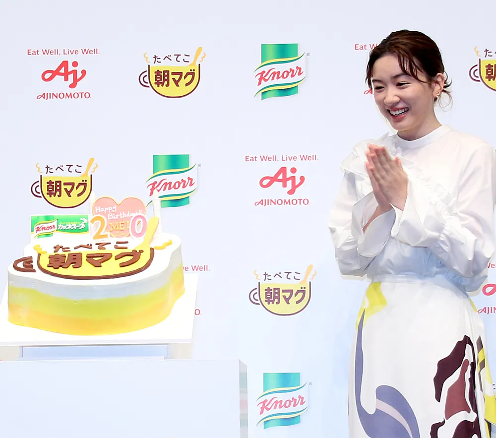【写真を見る】サプライズで用意された特製ケーキが登場し、驚いた表情を見せた永野芽郁