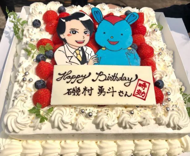 【写真を見る】磯村勇斗にそっくりな似顔絵ケーキ