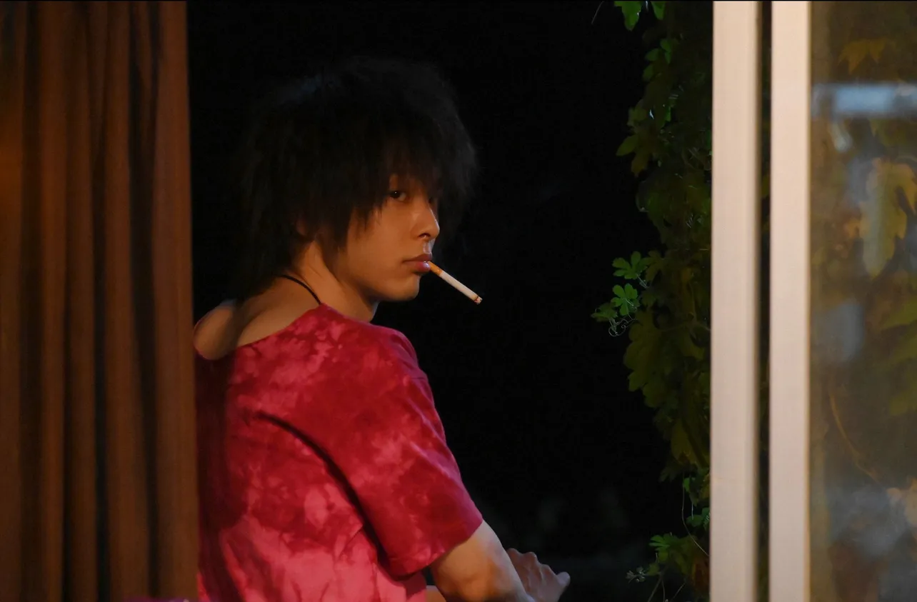 【写真を見る】くわえタバコで、切なげな表情を見せる中村倫也…！(「凪のお暇」第9話より)