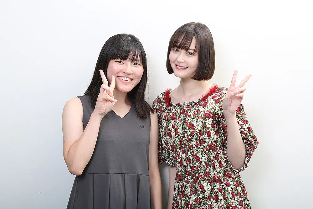 「受験ゾンビ」脚本・監督の伊藤佑里香さんと主演の玉城ティナ(写真左から)